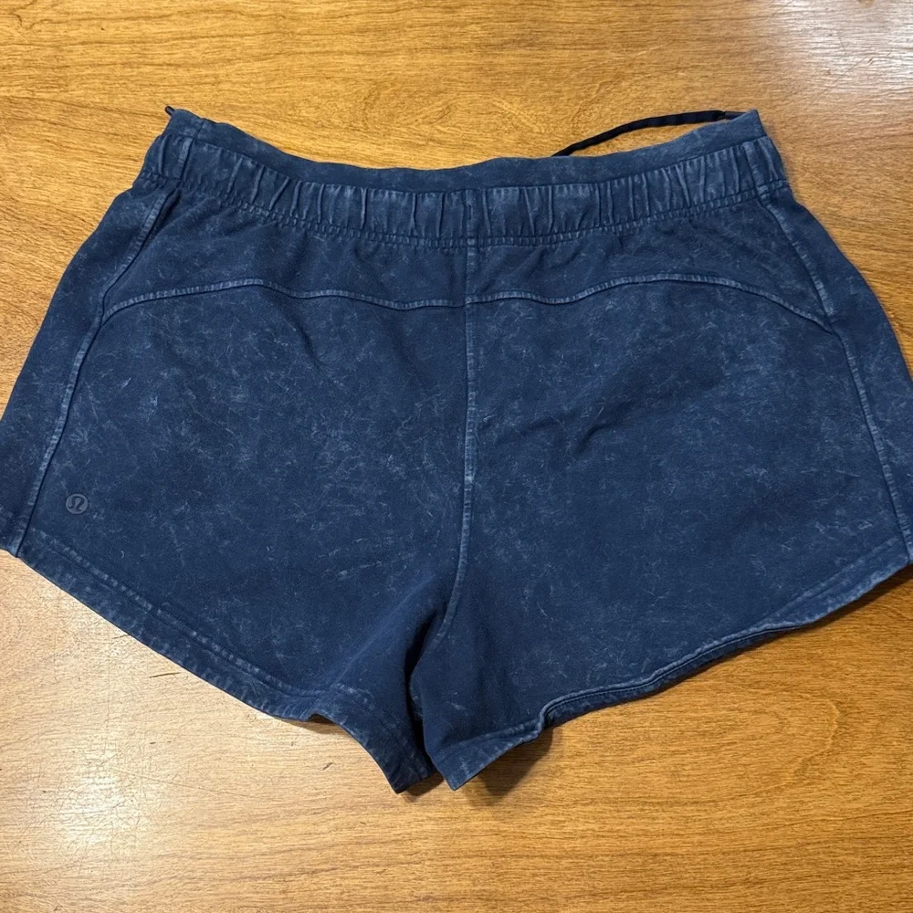 Lululemon Inner Glow High-Rise Short 3" in the "Acid Rubber Dye True Navy" - Picture 4 of 8